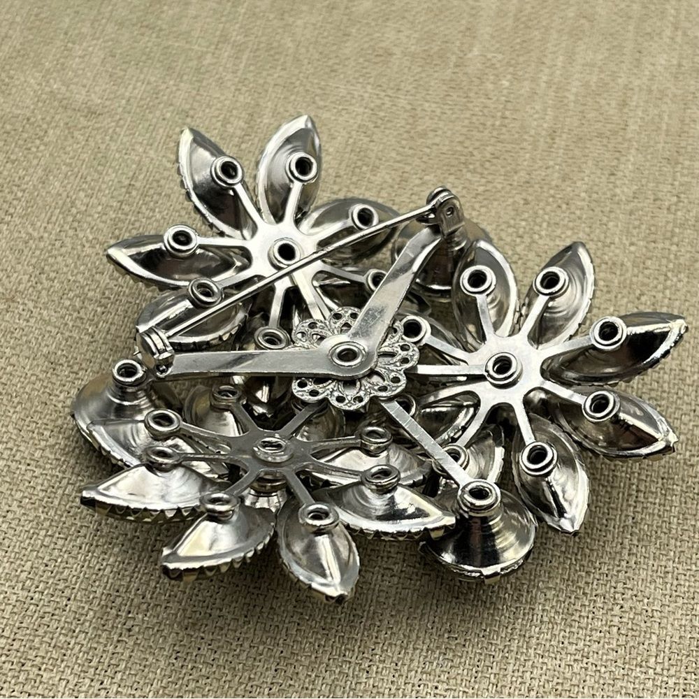 Large unisex glass silver tone prong set 3D grey floral 3 set Brooch - Picture 8 of 8